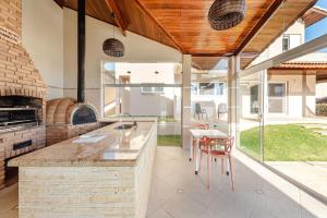 Kuchyň nebo kuchyňský kout v ubytování Refúgio com piscina, lareira e conforto, 1h de SP