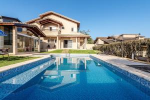 Bazén v ubytování Refúgio com piscina, lareira e conforto, 1h de SP nebo v jeho okolí
