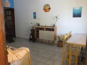 a dining room with a table and a sink at Casa Trilha Caiçara cuarto privado in Ubatuba