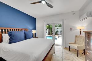 a bedroom with a large bed and a chair at Inn On The Drive in Fort Lauderdale +93 photos