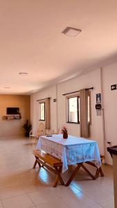 Μια τηλεόραση ή/και κέντρο ψυχαγωγίας στο Hostel Araras Beach