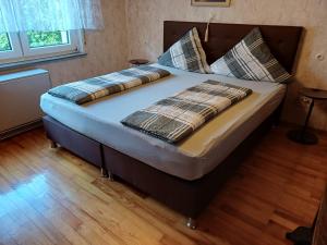 a bed with two pillows on it in a bedroom at urige gemütliche Ferienwohnung 64 m2 in Dielheim, Nähe Heidelberg in Dielheim