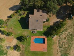 an aerial view of a house with a swimming pool at La Quintana in Sénforas