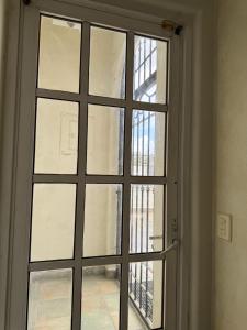eine Tür mit Fenster in einem Zimmer in der Unterkunft Álamos in Cedro
