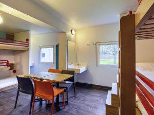 une pièce avec une table, des chaises et un lit dans l'établissement hotelF1 Paris Saint Denis Stade, à Saint-Denis 33 autres photos