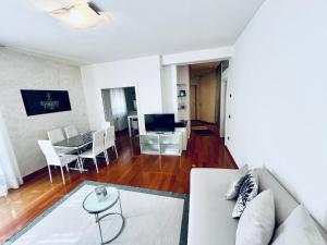 una sala de estar con un sofá y una mesa en Appartamento villatorretta24, en Riva del Garda