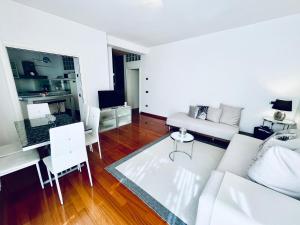 una sala de estar con un sofá y una mesa en Appartamento villatorretta24, en Riva del Garda