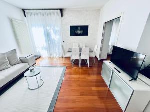 una sala de estar con un sofá y una mesa en Appartamento villatorretta24, en Riva del Garda