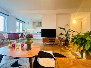 Una sala de estar con un gato sentado en el suelo. en Antwerp City Nest, en Amberes 8 fotos más