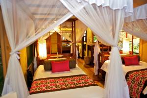 Samburu Intrepids Tented Camp客房内的一张或多张床位