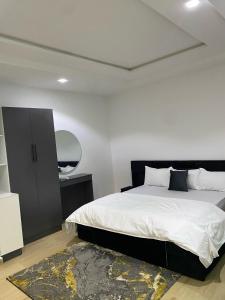 Voodi või voodid majutusasutuse luxury 2BR Duplex near Airport with wifi and free parking toas