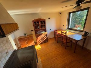 ミュンヘンにあるMunich Apartmentsのテーブルと椅子付きのキッチンのオーバーヘッドビュー +4枚の写真