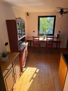 ミュンヘンにあるMunich Apartmentsのテーブルと椅子と窓のあるキッチン