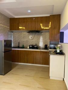 Köök või kööginurk majutusasutuses luxury 2BR Duplex near Airport with wifi and free parking