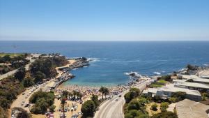a view of a beach with a crowd of people at Vacaciones frente al Mar in Valparaíso
