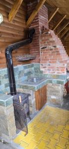 einem Backsteinofen im Freien in einem Backsteingebäude in der Unterkunft Villa Margarita 1 in Belitsa