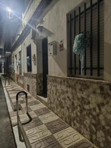 Un edificio con un mostrador con un jarrón de flores. en Villa Hogar Espartinas, en Espartinas