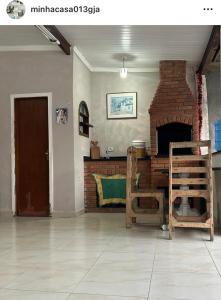 グアルジャにあるCasinha da Lollaのリビングルーム(レンガ造りの暖炉、椅子付)