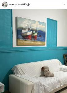 グアルジャにあるCasinha da Lollaの寝室のベッドの上に座っているテディベア