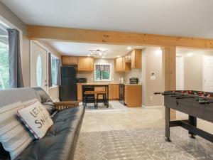 ein Wohnzimmer mit einer Couch und einem Billardtisch in der Unterkunft Cozy 2BR Mountain Retreat Near Killington Resort - Pet Friendly, Fireplace, Foosball in Sherburne Center
