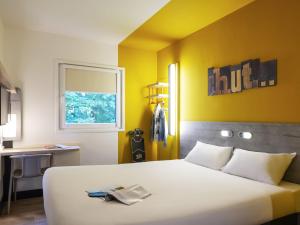 Giường trong phòng chung tại ibis budget Reims Thillois