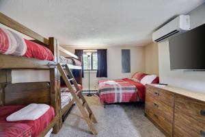 Postel nebo postele na pokoji v ubytování 108 Escape: Ski-In, Chill-Out |Waterparks & Hiking + 38 fotografií