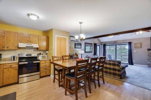 Kuchyň nebo kuchyňský kout v ubytování 108 Escape: Ski-In, Chill-Out |Waterparks & Hiking
