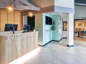 un vestíbulo económico con recepción en ibis budget Bayonne, en Bayona