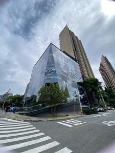 a large glass building on a city street with a crosswalk at Class 48 Exclusivo y elegante apartamento in Sabaneta