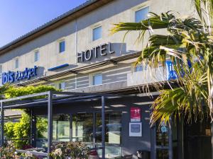 Un cartel de hotel en el frente de un edificio en ibis budget Carcassonne La Cité, en Carcassonne