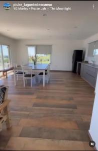 a living room with a table and a kitchen at PIUKE lugar de descanso in Tandil +5 photos