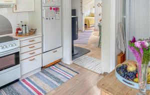 Dapur atau dapur kecil di Awesome Home In Humble With Wifi