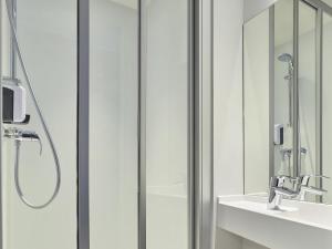 Bilik mandi di hotelF1 Paris Porte de Châtillon +98 gambar