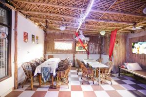 Una cama o camas en una habitación de Hotel O Howdy 27 fotos más
