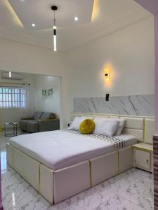 a bedroom with a large bed in a room at Appart'hotel avec jacuzzi à Adjarra in Adjarra +17 photos