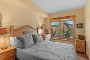 Postel nebo postele na pokoji v ubytování Tenderfoot Lodge 2642 by Summit County Mountain Retreats