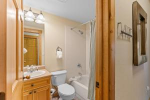 Koupelna v ubytování Tenderfoot Lodge 2642 by Summit County Mountain Retreats + 24 fotografií