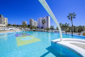 una grande piscina con palme e edifici di Sunset Waves I by Terreta Rentals a Benidorm