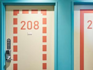 eine Tür mit Nummern darauf in einem Aufzug in der Unterkunft Ibis budget Brest Sud Plougastel - Hôtel rénové in Plougastel-Daoulas