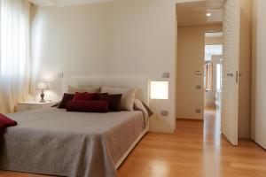 a bedroom with a large bed with red pillows at Casa Clarignano - SPA privata con bagno di vapore in Montefalco
