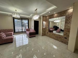 a living room with two couches and a mirror at Central Urdesa, Bálsamos 920 in Guayaquil
