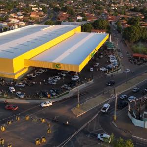 an overhead view of a building with a parking lot at Quartos com banheiro compartilhado em Araguaína in Araguaína