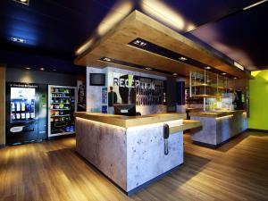 Un bar con mostrador en una habitación. en Ibis Budget Vélizy, en Vélizy-Villacoublay