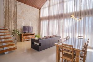 a living room with a table and a couch at Casa Bless - Piribless in Pirenópolis
