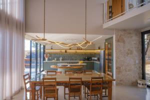 a dining room with a table and chairs at Casa Bless - Piribless in Pirenópolis