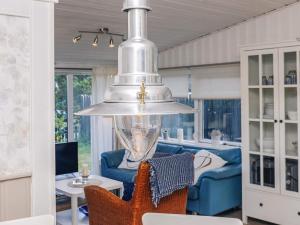 布洛克胡斯4 person holiday home in Blokhus-By Traum的客厅里一个大银吊灯