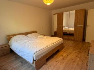 Postel nebo postele na pokoji v ubytování Stylisch Villa in Hannover Isernhagen