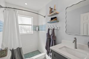 Ένα μπάνιο στο 2 Bed Cottage Walk to Beach, Bikes, Kayaks, Beach Gear, Fishing +24 φωτογραφίες