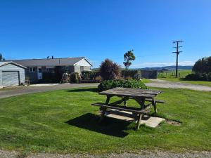 Crayfish Creek Farm Stay : طاولة نزهة في العشب في ساحة