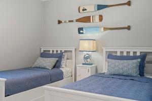 Ένα ή περισσότερα κρεβάτια σε δωμάτιο στο 2 Bed Cottage Walk to Beach, Bikes, Kayaks, Beach Gear, Fishing